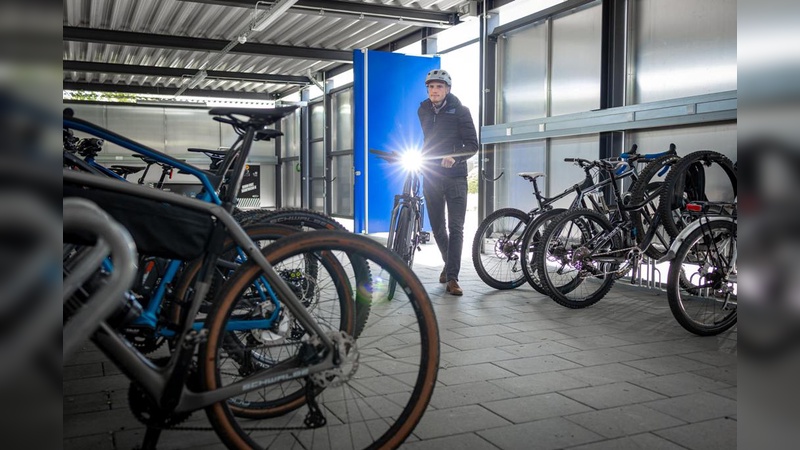 Foto: Schwalbe - Sicheres und wettergschütztes Abstellen in der Fahrradgarage bei Schwalbe Foto: Schwalbe - Sicheres und wettergschütztes Abstellen in der Fahrradgarage bei Schwalbe