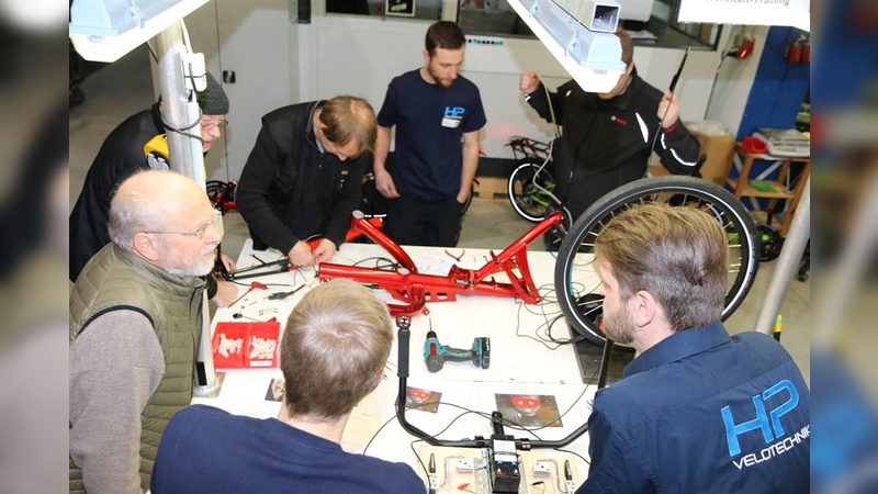 Praktische Übungen standen im Mittelpunkt der Händlerschulung bei HP Velotechnik.