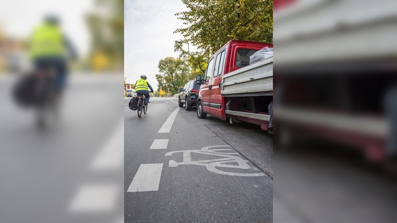 Ärgerlich und gefährlich: Zugeparkte Rad- und Gehwege.