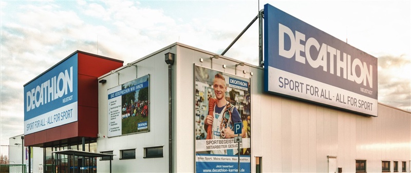 Die blauweißen Decathlon-Firmenschilder sind in immer mehr Städten in Deutschland zu sehen.