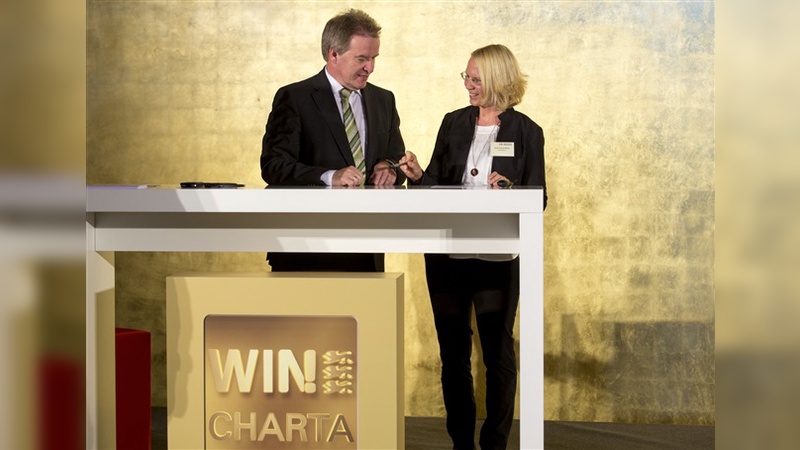 Ulrike Unterwandling und Umweltminister Franz Untersteller bei der Unterzeichnung der WIN-Charta