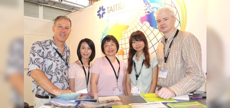 Jo Beckendorff (links) und Tom Kavanegh (rechts) produzieren künftig auch Tagesausgaben auf der Taipei Cycle Show. In der Mitte: Andrea Wu (Taitra), Lih-Fen Her (Bureau of Foreign Affairs, Taiwan), Rebecca Lee (Taitra)