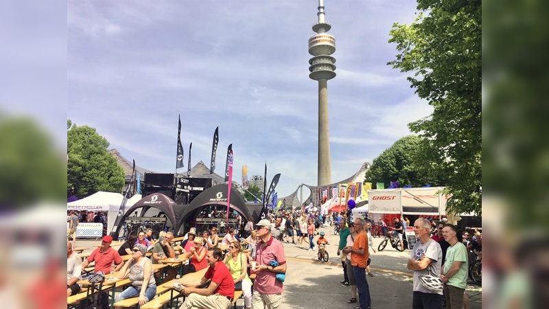 E-Bikes unter dem Olympiaturm ... E-Bikes unter dem Olympiaturm ...