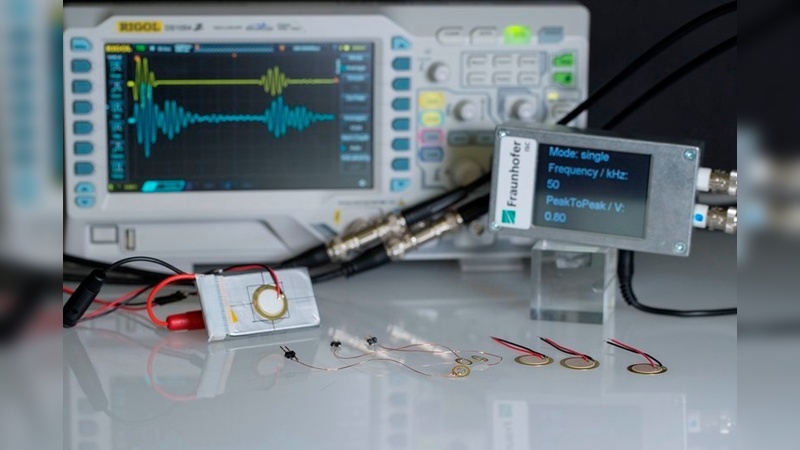 Aufbau für Ladezustandsmessung mit angeschlossener Batteriezelle und Sensoren.