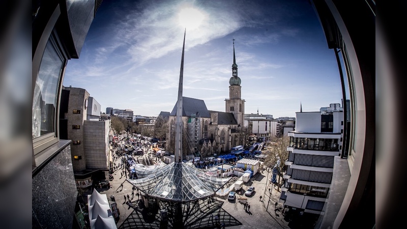 E-Bikes umrunden die Reinoldikirche in der Dortmunder City.