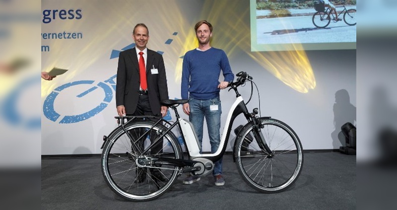 Deutscher Fahrradpreis 2015: Albert Herresthal übergibt ein E-Bike der Marke Victoria an den Gewinner des Fotowettbewerbs.