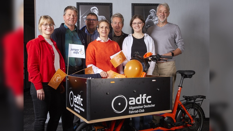 Foto: ADFC/Michael Handelmann - Der neue ADFC Bundesvorstand von links: Lena Adam, Joachim Lohse, Christian Tänler, Frank Masurat, Sarah Holczer, Christoph Schmidt und Vera Konrad (nicht im Bild: Clara Bohle). 