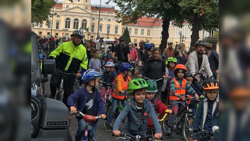 Die kleinen Radfahrer beim Demo-Start vor dem Schloss Charlottenburg.