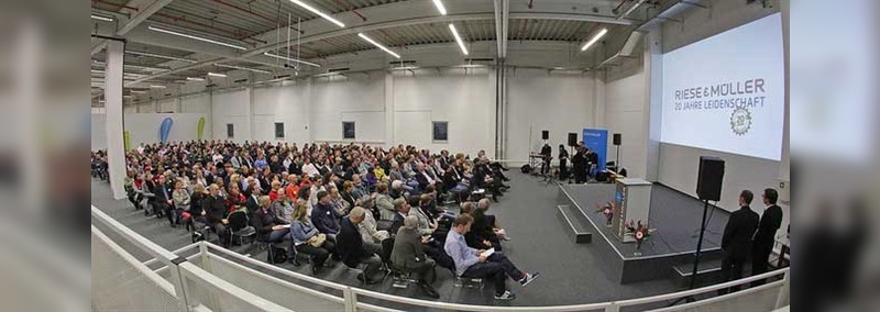 Rund 500 Gäste und Mitarbeiter feierten bei Riese und Müller das Jubiläum und die Einweihung des neuen Standortes.