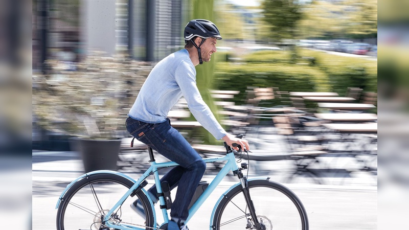 Für Pedelec-Fahrer sind handelsübliche Helme ausreichend, doch es gibt auch spezielle E-Bike-Modelle.