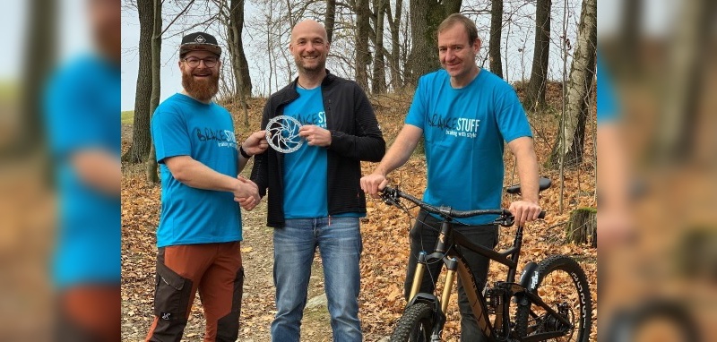 Foto: BrakeStuff - v.l.: Torsten Guba (Mitte, Gründer BrakeSTUFF) mit neuem Team Michael Schwind Produktmanagement) und Stefan Meier (Produktmanagement). Foto: BrakeStuff - v.l.: Torsten Guba (Mitte, Gründer BrakeSTUFF) mit neuem Team Michael Schwind Produktmanagement) und Stefan Meier (Produktmanagement).