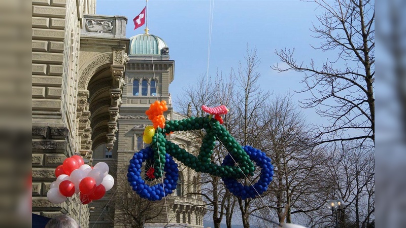 100.000 Unterschriften für die Velo-Initiative wurden letztes Jahr eingereicht. 100.000 Unterschriften für die Velo-Initiative wurden letztes Jahr eingereicht.