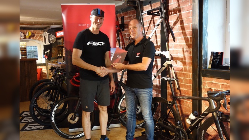 Stefan Solbach (links) ist erster Pro-Shop-Händler von Time. Stefan Solbach (links) ist erster Pro-Shop-Händler von Time.