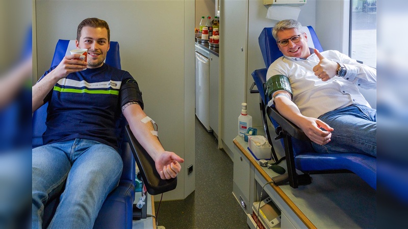 Marcel Schönfeldt und Sebastian Rothe von Abus waren nur zwei von über 100 Blutspendern.