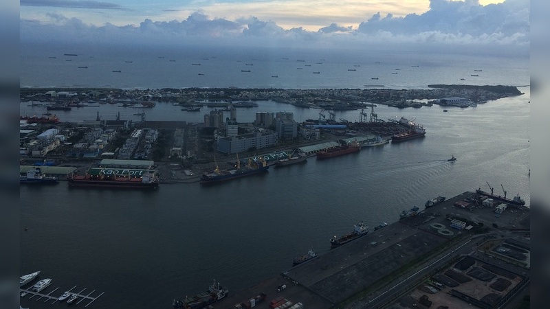 Hafen von Kaohsiung im Sueden Taiwans.