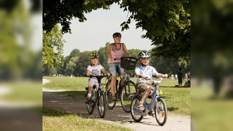 Kinder und Eltern mit Helm unterwegs - die Praxis sieht oft anders aus
