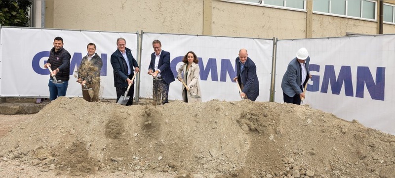 Foto: GMN - v.l.: Florian Iberl, Tobias Keller, beide Geschäftsführer Fuchs Bau Süd, Dr. Edgar Verlemann, Projektleiter GMN, Michael Lösch, geschäftsführender Gesellschafter GMN, Dr. Andrea Heilmaier, Wirtschaftsreferentin der Stadt Nürnberg, Dr. Jens Falker, Geschäftsführer GMN, Franz Holzer, Architekt (Foto: Lutz Wolf/GMN). Foto: GMN - v.l.: Florian Iberl, Tobias Keller, beide Geschäftsführer Fuchs Bau Süd, Dr. Edgar Verlemann, Projektleiter GMN, Michael Lösch, geschäftsführender Gesellschafter GMN, Dr. Andrea Heilmaier, Wirtschaftsreferentin der Stadt Nürnberg, Dr. Jens Falker, Geschäftsführer GMN, Franz Holzer, Architekt (Foto: Lutz Wolf/GMN).