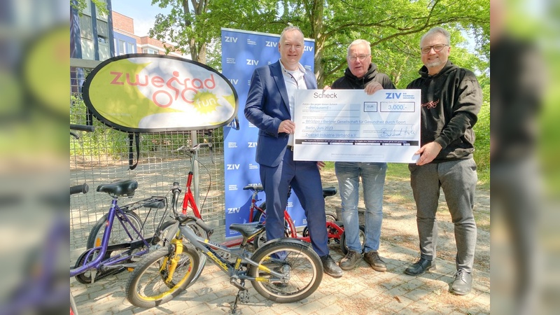 von li nach re) Burkhard Stork (Geschäftsführer ZIV), Günter Müller (Geschäftsführer BEGSpo), Marco Dames (Leiter Projekt zweirad, BEGSpo