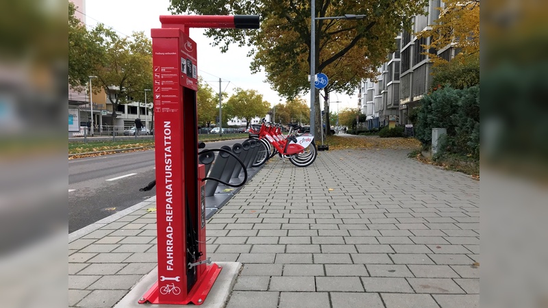 Werden gut angenommen: Fahrradreparaturstationen in Freiburg.