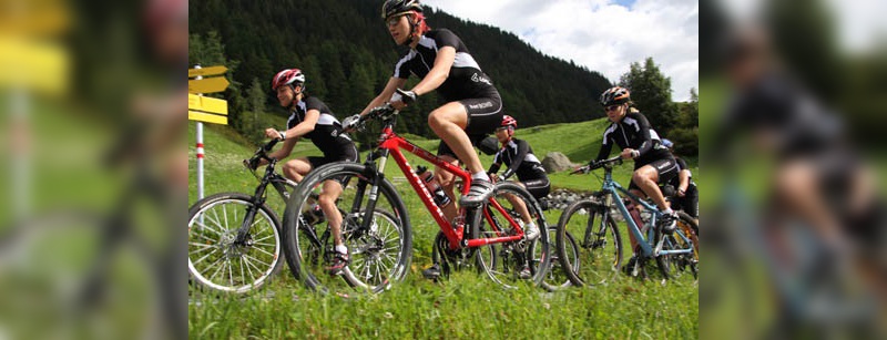 Das deutsche Biathlon-Team ist mit der neuen Löffler Bike-Hose unterwegs.