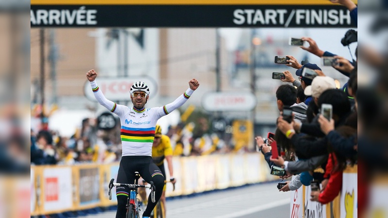 Rennrad-Profi Alejandro Valverde aus dem Movistar Team mit der WM-Edition des ABUS AirBreaker – einer von drei Performance Helmen von ABUS, die bei Maxi Studio in Italien produziert werden.