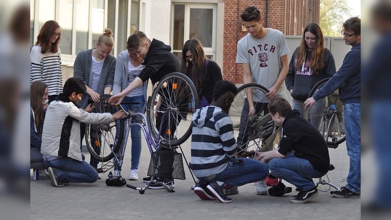 Flüchtlinge helfen in der Fahrradwerkstatt.