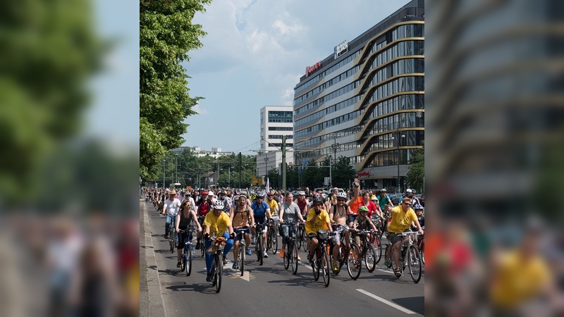Radfahrer so weit das Auge reicht - die Sternfahrt 2016 in Berlin