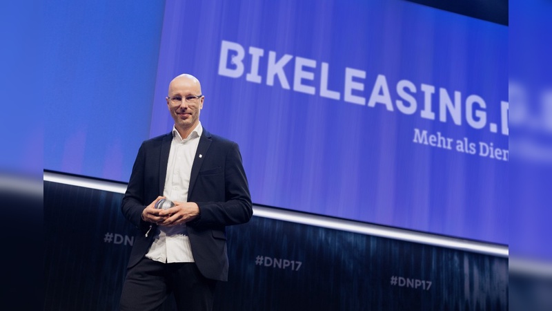 Foto: Dariusz Misztal - CMO Axel Hillebrandt bei der Preisverleihung in Düsseldorf