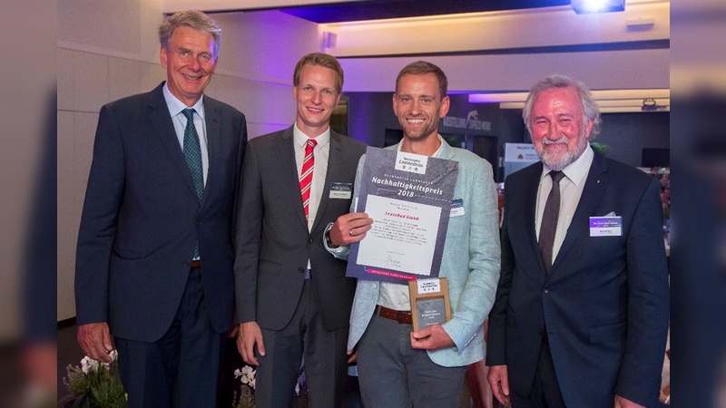 (V.l.n.r.) Inhaber Neumarkter Lammsbräu Dr. Franz Ehrnsperger, Johannes Ehrnsperger, Gewinner Ulrich Prediger von LeaseRad GmbH, Laudator Manfred Neun.