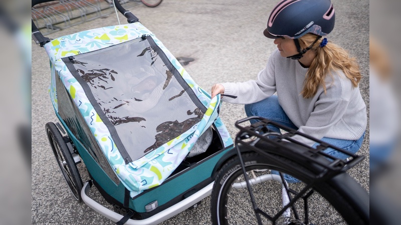 Kinderanhänger sind eine praktische und sichere Möglichkeit zum Kindertransport mit dem Fahrrad.