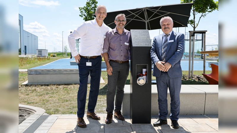 Foto: Dr. Wack - Eine Zeitkapsel zum Jubiläum: Überreicht an Dr. Harald Wack (links) von Stefan Kumpf, Bürgermeister der Gemeinde Karlskron (Mitte) und Ludwig Wayand, Bürgermeister der Gemeinde Baar-Ebenhausen (rechts) Foto: Dr. Wack - Eine Zeitkapsel zum Jubiläum: Überreicht an Dr. Harald Wack (links) von Stefan Kumpf, Bürgermeister der Gemeinde Karlskron (Mitte) und Ludwig Wayand, Bürgermeister der Gemeinde Baar-Ebenhausen (rechts)