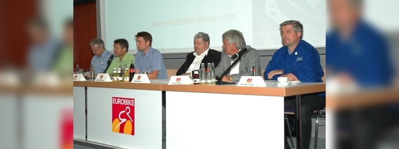 Branchengespräch auf der Eurobike: v.l.: Wolfgang Köhle, Klaus Wellman, Stefan Reisinger, Rolf Lemberg, René Takens, Bernhard Lange Branchengespräch auf der Eurobike: v.l.: Wolfgang Köhle, Klaus Wellman, Stefan Reisinger, Rolf Lemberg, René Takens, Bernhard Lange