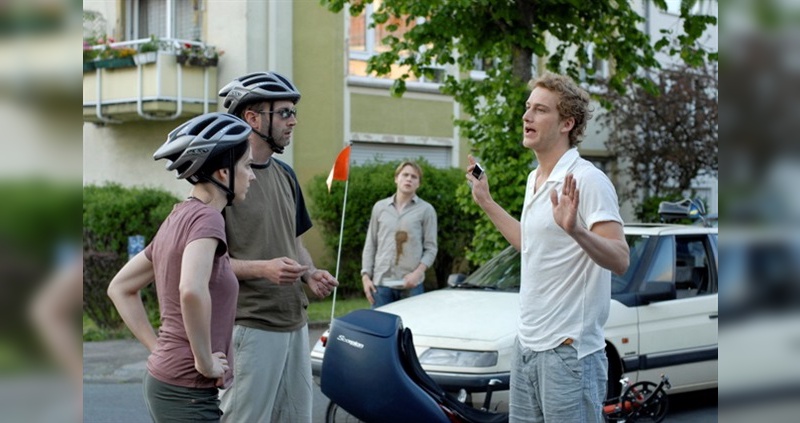 Paul Hollants (2. v.l.) als Liegeradfahrer im neuen Kinofilm 13 Semester