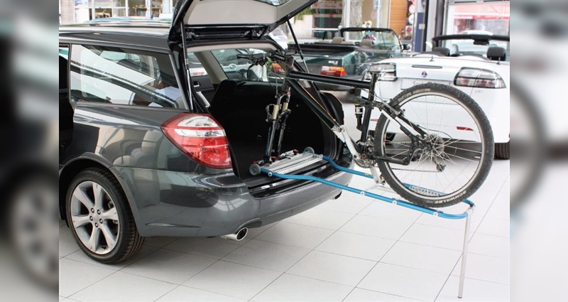 Veloboy packt Fahrräder komfortabel in den Kofferraum
