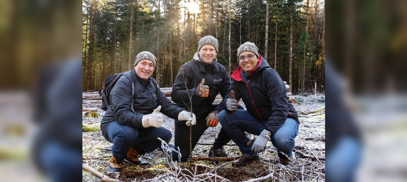 Der erste Baum sitzt: Waldbike-Geschäftsführer Jan Jochens (M.) mit Daniel Wolde-Giorgis (r.), Leiter von Brose E-Bike, und Alexander Baumann, Leiter Vertrieb und Marketing bei Brose. (Bildrechte: Waldbike) 