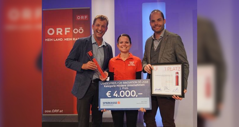 Löffler-Geschäftsführer Otto Leodolter, Produktmanager Dominique Roshardt und Teamleiterin der Hotbond-Produktion Sandra Holzinger nehmen den Preis entgegen.