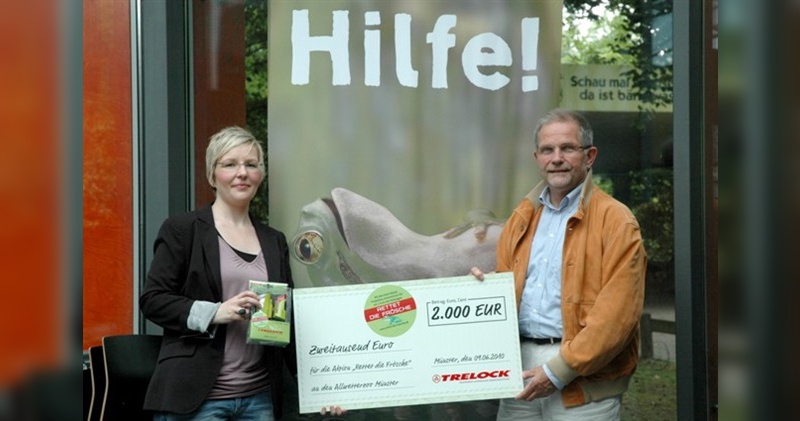 Anne Schiller von Trelock übergibt einen Spendenscheck an Zoodirektor Jörg Adler