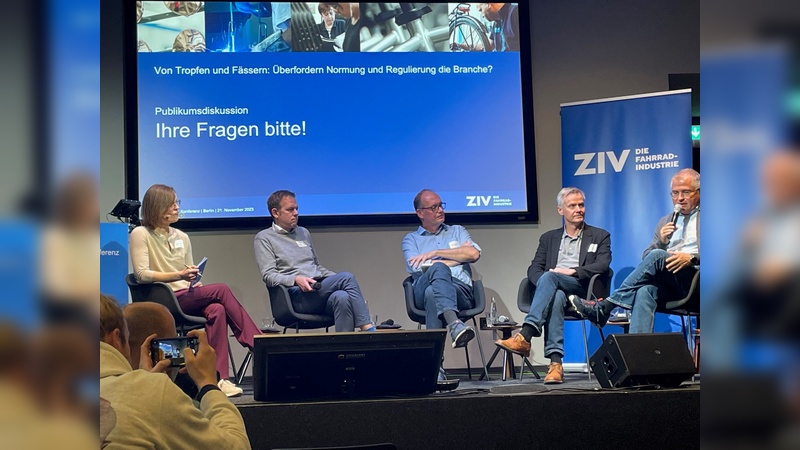 Spannendes Experteplenum moderiert von
Dagmar Köhler, Mobilitätsexpertin und Consultant, Mobycon (links) mit Dr. Hanno Frömming (Treo - Labor für Umweltsimulation), Arndt Graeve (CTO Ca Go Bike), Guido Müller (Busch & Müller) und Bernd Johanni (Produktentwicklung Sram)