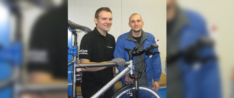 André Figas (rechts) überzeugte beim Bundeswettbewerb Zweiradmechaniker.