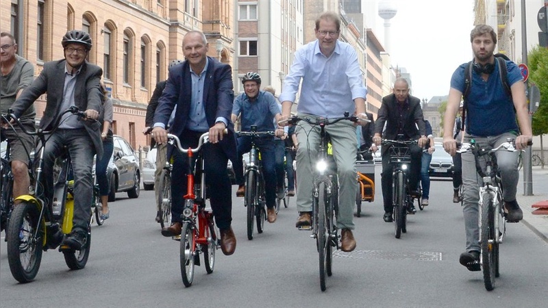 Die Mitfahrer in der ersten Reihe bei der Parlamentarischen Radtour: von links die Abgeordneten Andreas Wagner (Die Linke), Mathias Stein (SPD), Gero Storjohann (CDU/CSU) und Stefan Gelbhaar (Bündnis 90/Die Grünen).