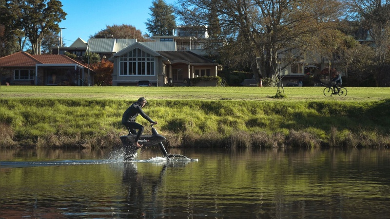 E-Bike, das über das Wasser gleiten kann.