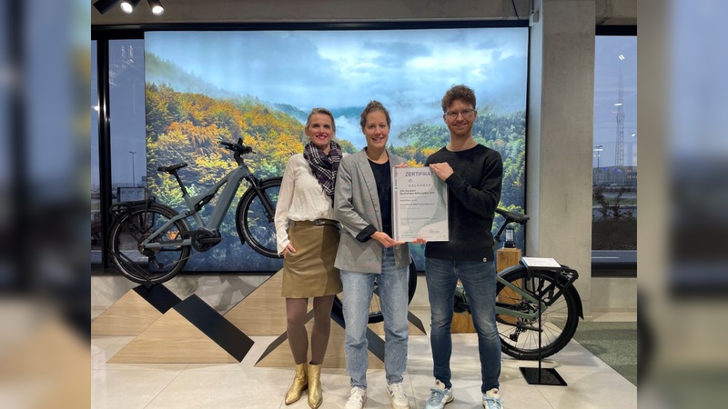 Foto: Kalkhoff - v.l.: Melanie Lauer, Geschäftsführerin; Amelie Möller, CSR-Managerin; und Dennis Heymann, CSR-Specialist