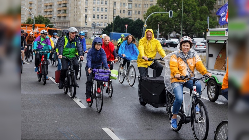 Im Regen durch Berlin. Den Teilnehmerinnen und Teilnehmern der Parlamentarischen Fahrradtour machte das nichts aus.