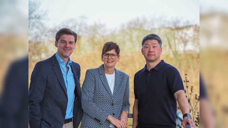 Foto: Kazenmaier: Christoph Genahl, Vertriebsleiter Fahrzeuge; Manuela Hotop, Chief Marketing Officer; Alex Chung-Uh Han, Leiter Dienstradleasing.