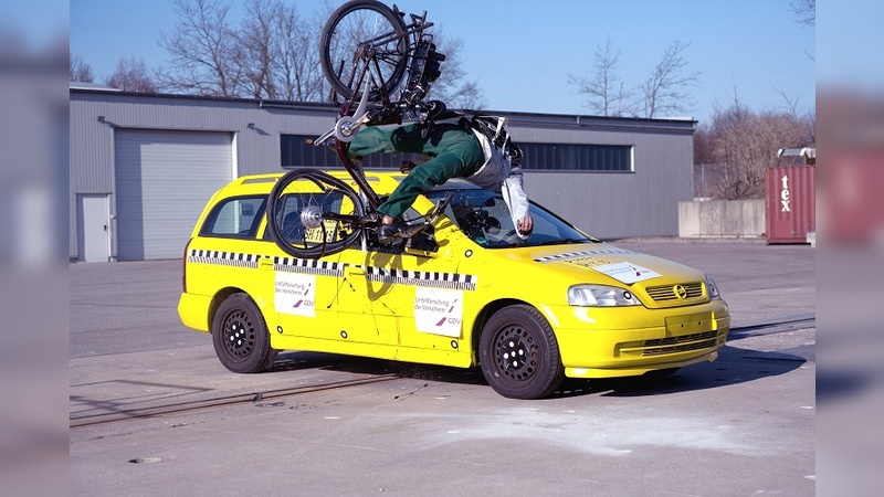 Pedelec-Unfälle - hier ein Crashtest - häufen sich.