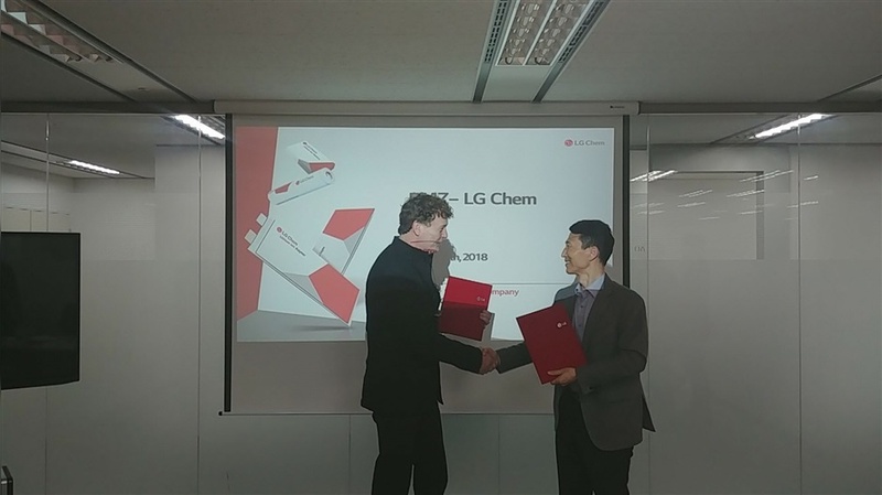 Sven Bauer, Geschäftsführer der BMZ Group, und Youngsun Kim, Vice President bei LG Chem Ltd., bekräftigen den Vertragsabschluss.