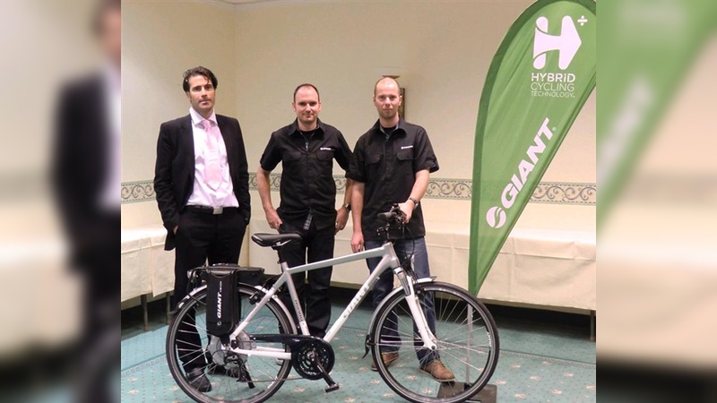 Von links nach rechts: Dr. Jochen Mähliß (Battery University), Marc Manser und Marc Kessing (beide GIANT Deutschland), davor eins der neuen Heck angetriebenen Hybrid 2011er Modelle.