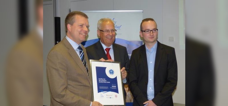 Josef Levermann (Personalleiter bei SKS), Landrat Dr. Karl Schneider und Christoph Hillerbrand (ebenfalls SKS)