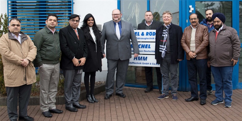 Die indische Abordnung mit Shraddha Srikant (vierte von links) und weiteren Vertretern der indischen Fahrradindustrie wurde von Bürgermeister Ralph Groß, Geschäftsführer Ullrich Blanc und Firmeninhaber Erhard Büchel (von links) in Barchfeld begrüßt.