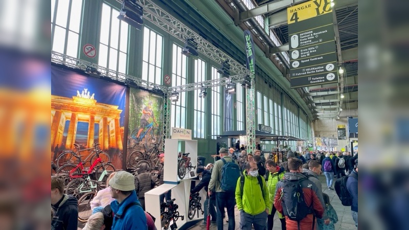 Dichtes Gedränge in den Gängen im Hangar 4 bereits am Samstag Vormittag